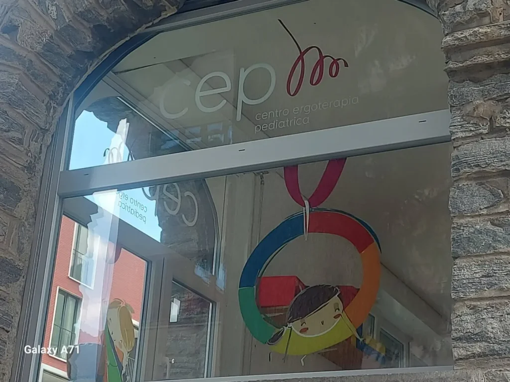 Vetrata CEP centro ergoterapia pediatrica