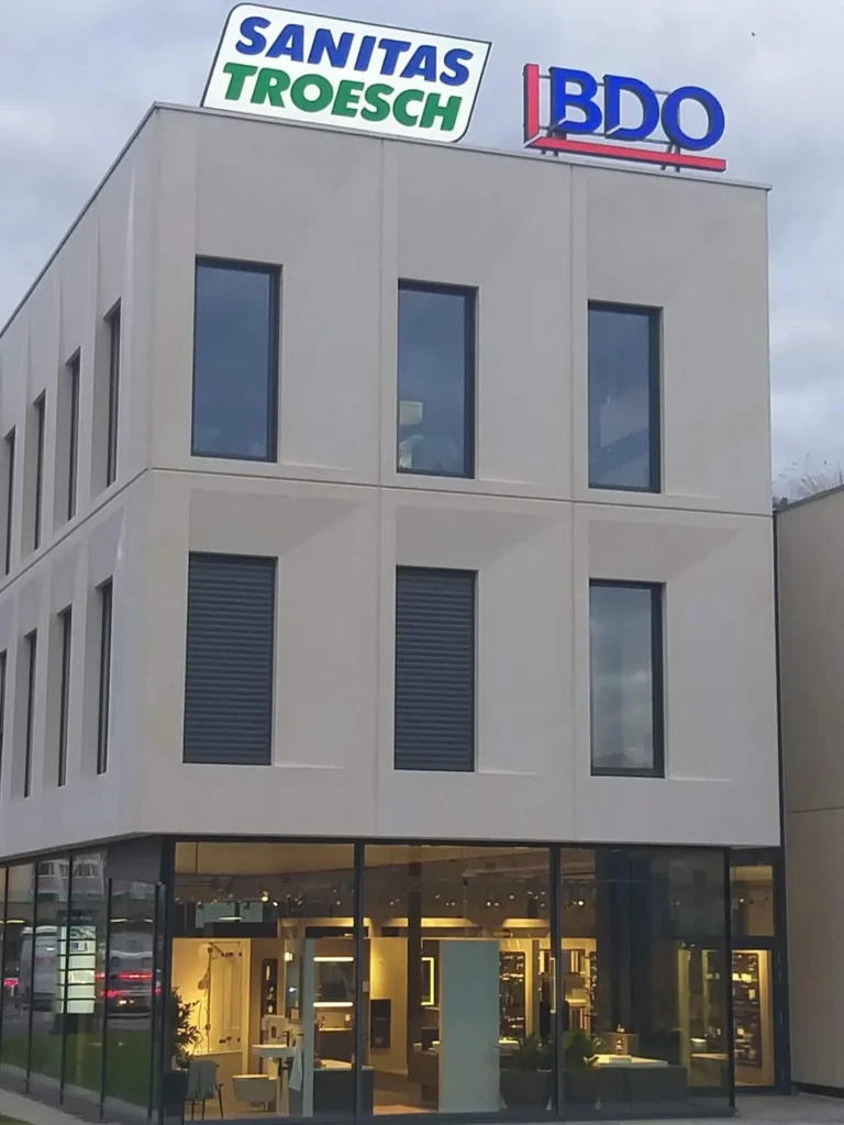 Insegne luminose su edificio