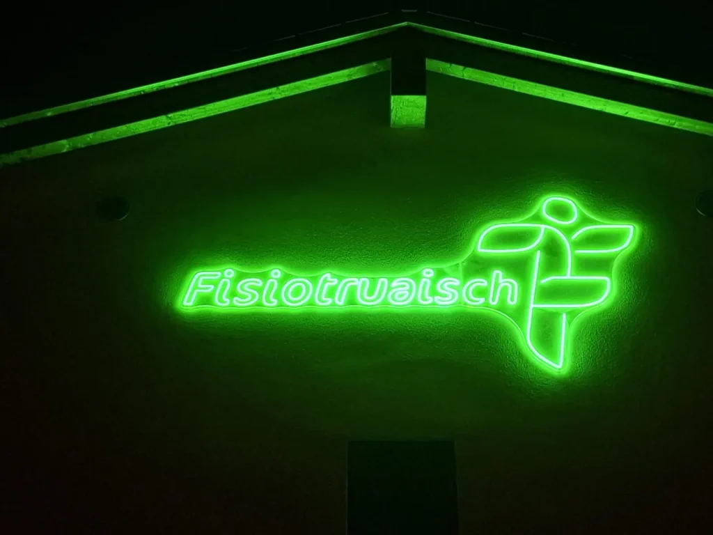 Insegna al neon Fisiotruaisch